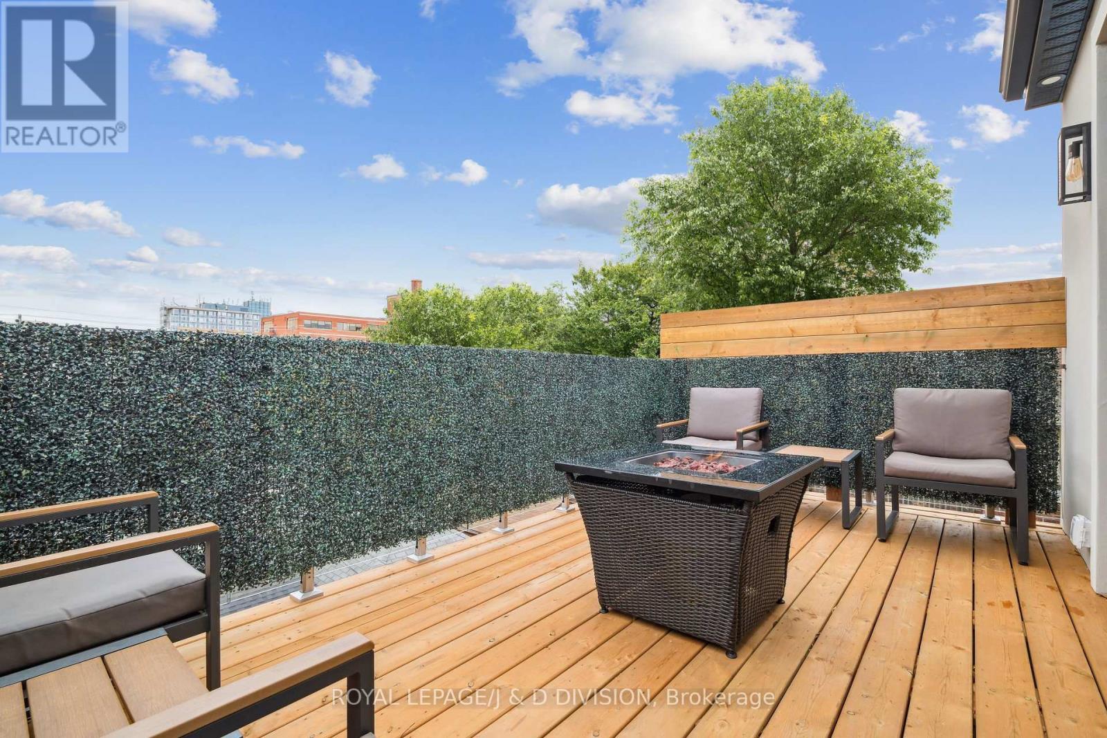 












28 MELVILLE AVENUE

,
Toronto,




Ontario
M6G1Y2

