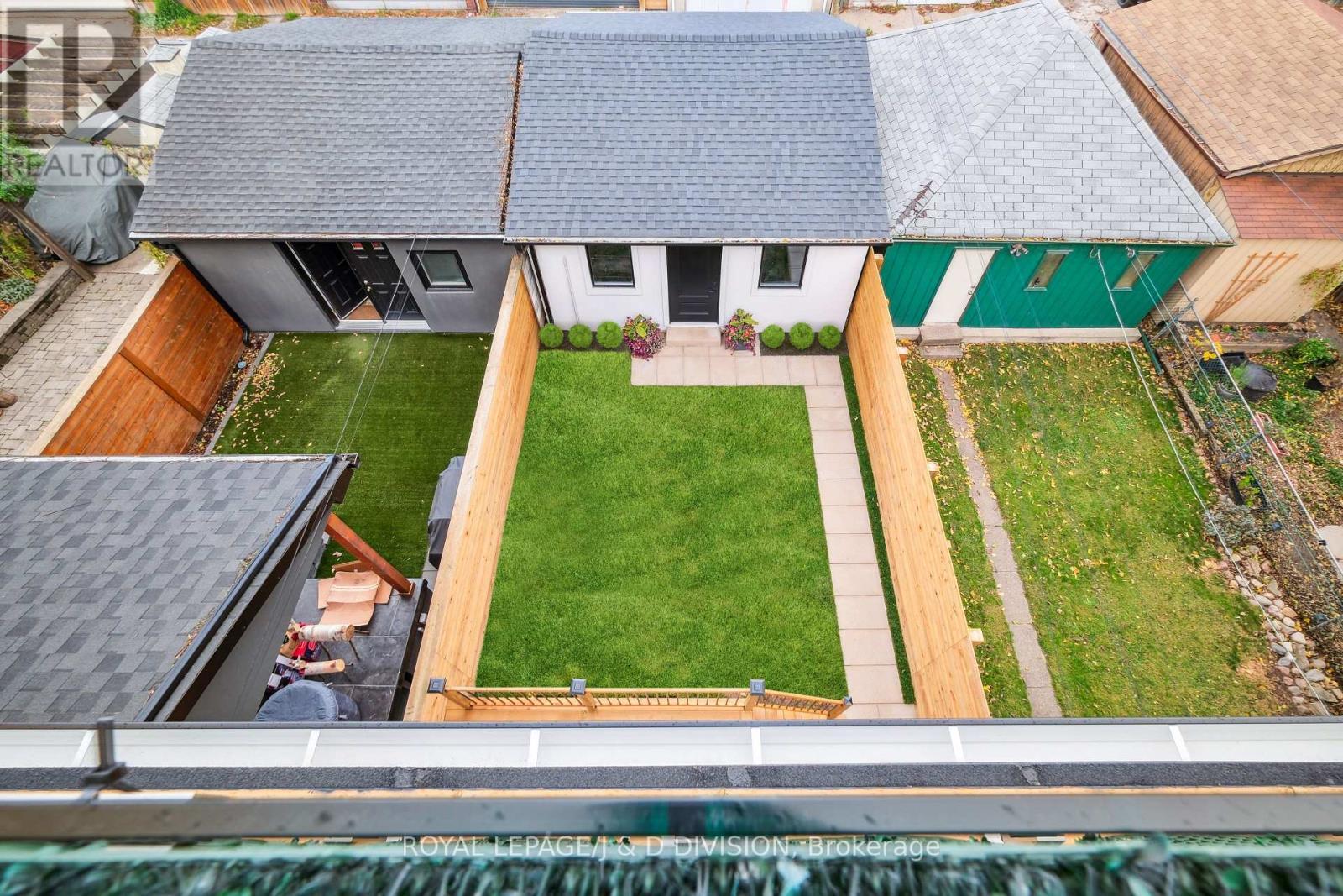 












28 MELVILLE AVENUE

,
Toronto,




Ontario
M6G1Y2

