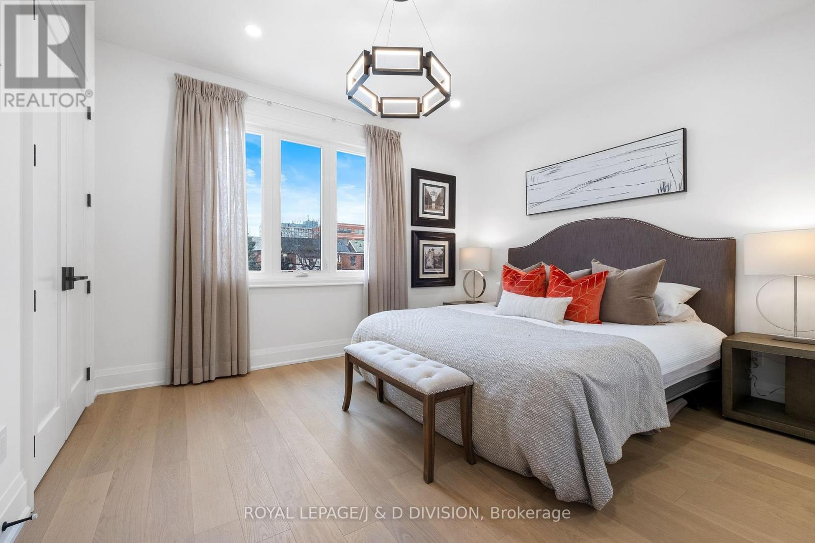 












28 MELVILLE AVENUE

,
Toronto,




Ontario
M6G1Y2

