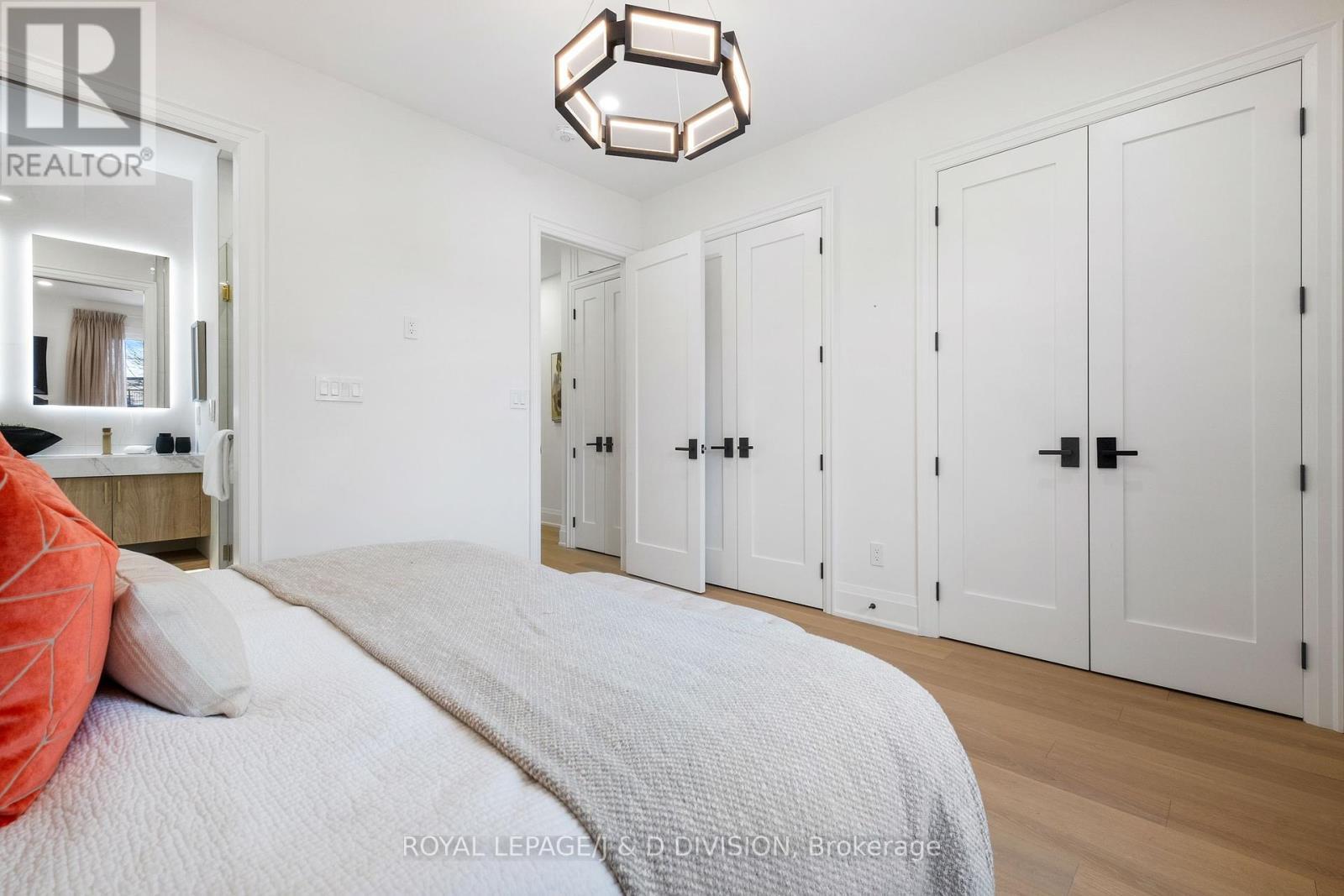 












28 MELVILLE AVENUE

,
Toronto,




Ontario
M6G1Y2

