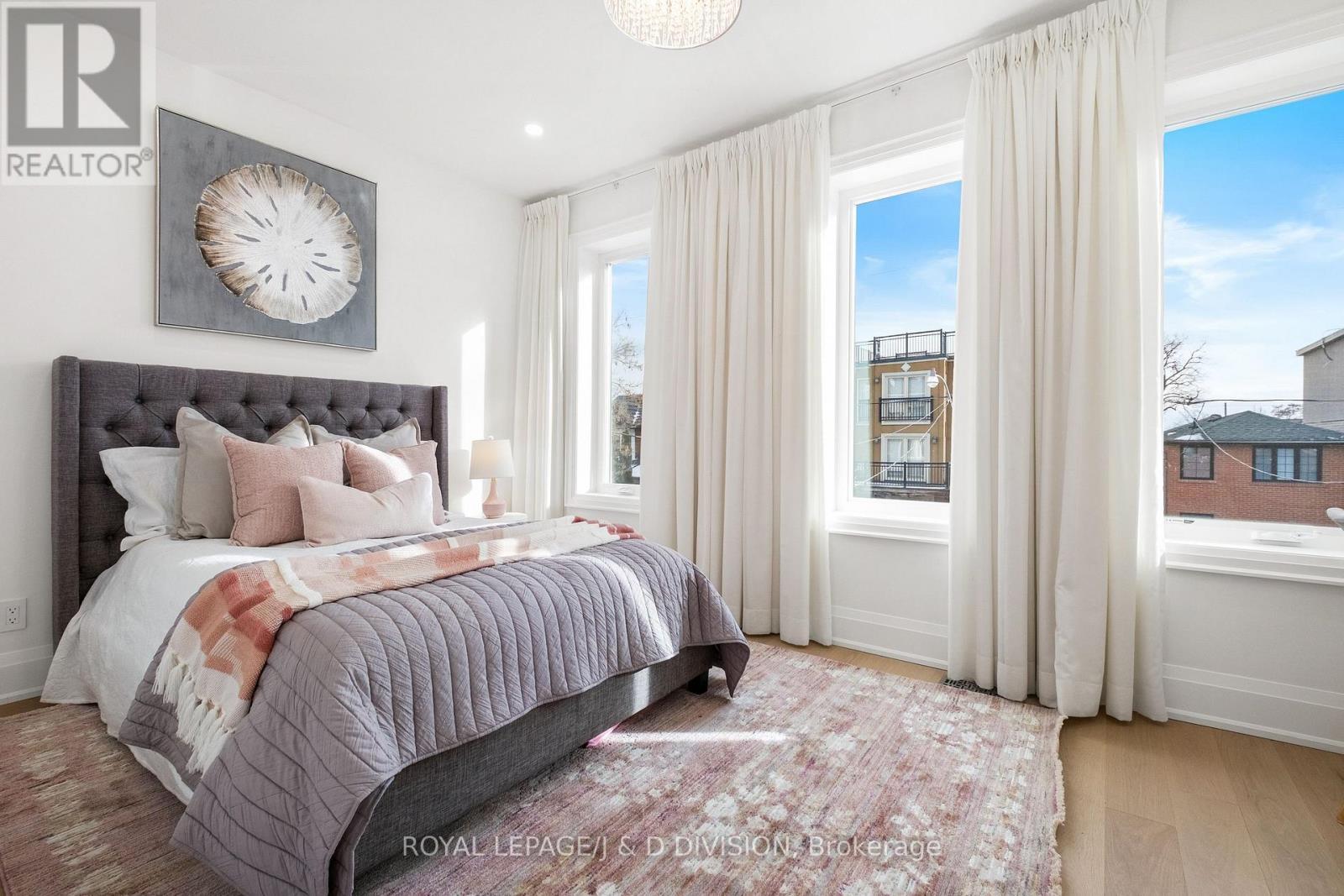 












28 MELVILLE AVENUE

,
Toronto,




Ontario
M6G1Y2

