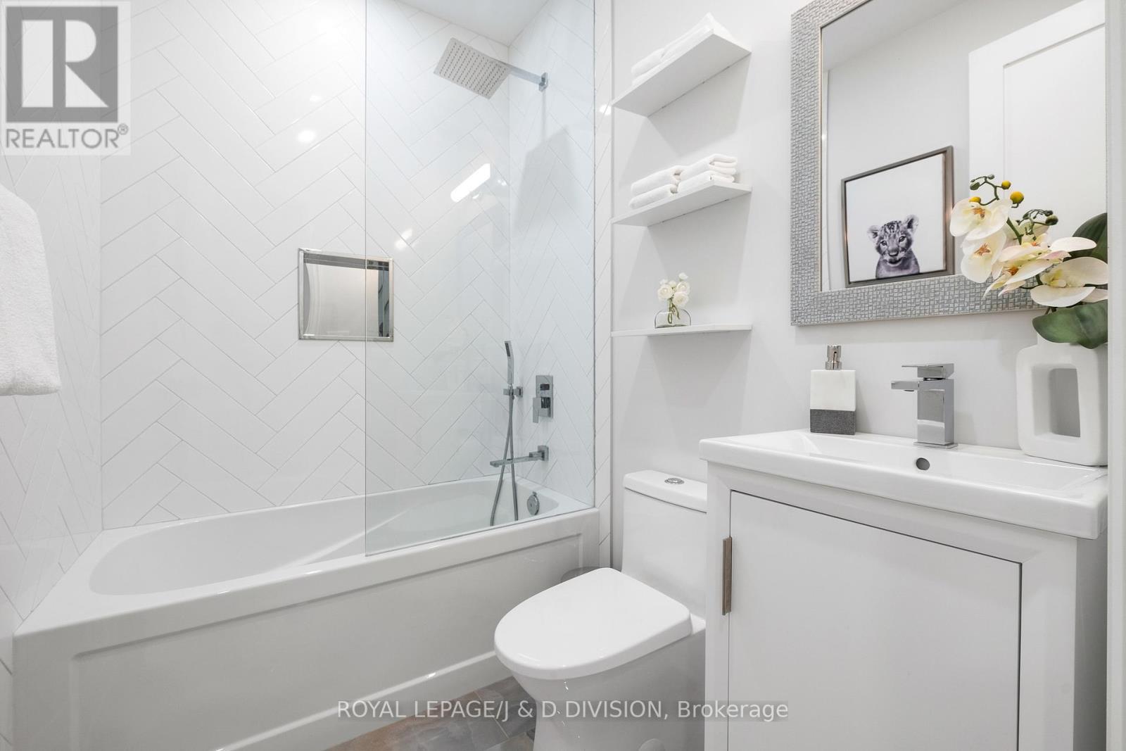 












28 MELVILLE AVENUE

,
Toronto,




Ontario
M6G1Y2

