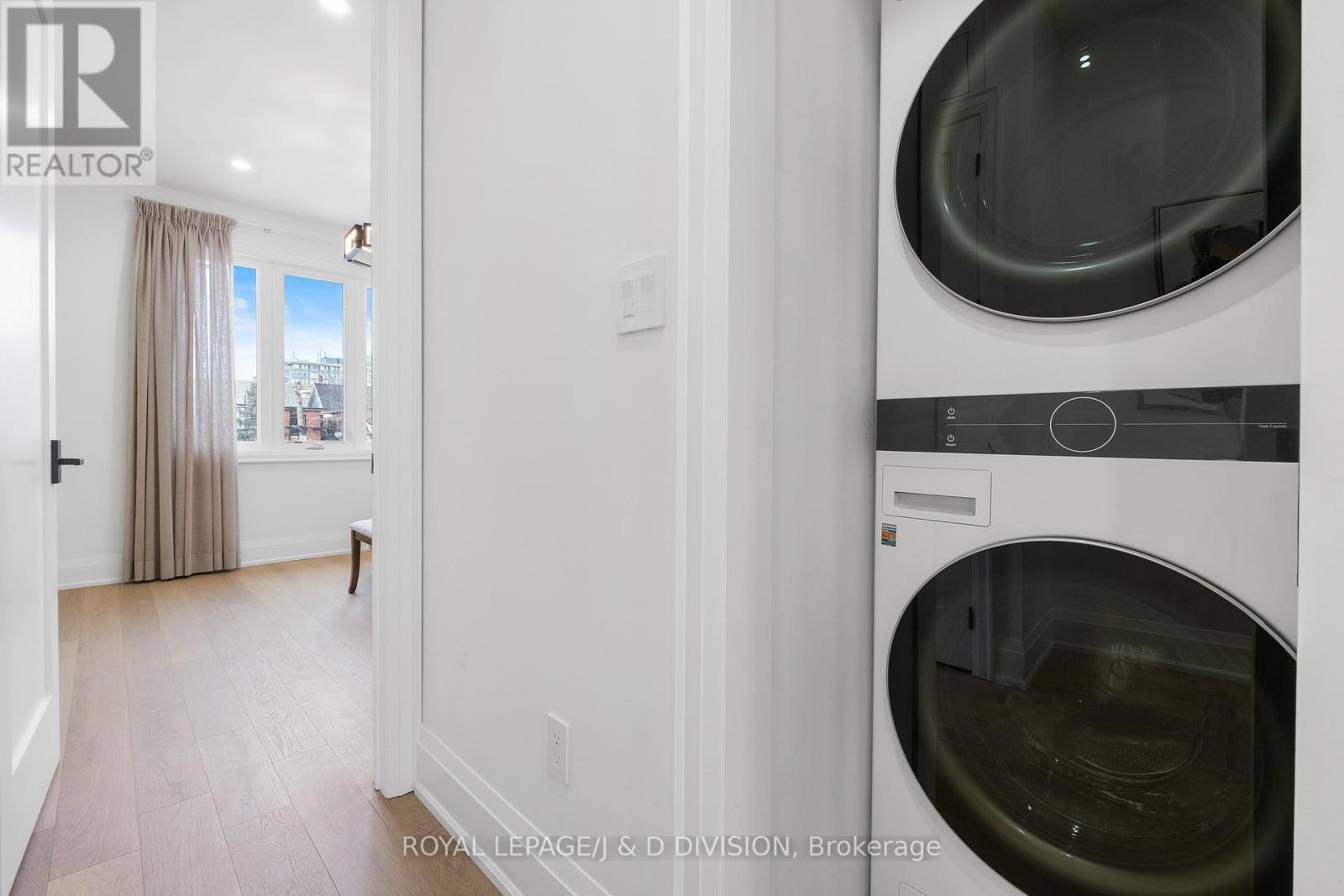 












28 MELVILLE AVENUE

,
Toronto,




Ontario
M6G1Y2

