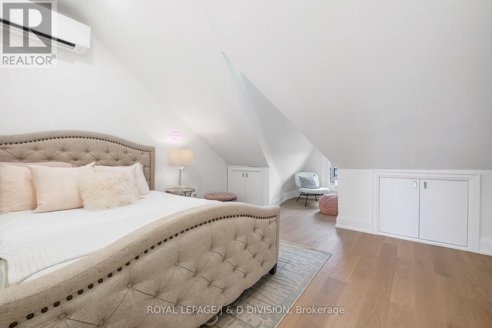 












28 MELVILLE AVENUE

,
Toronto,




Ontario
M6G1Y2

