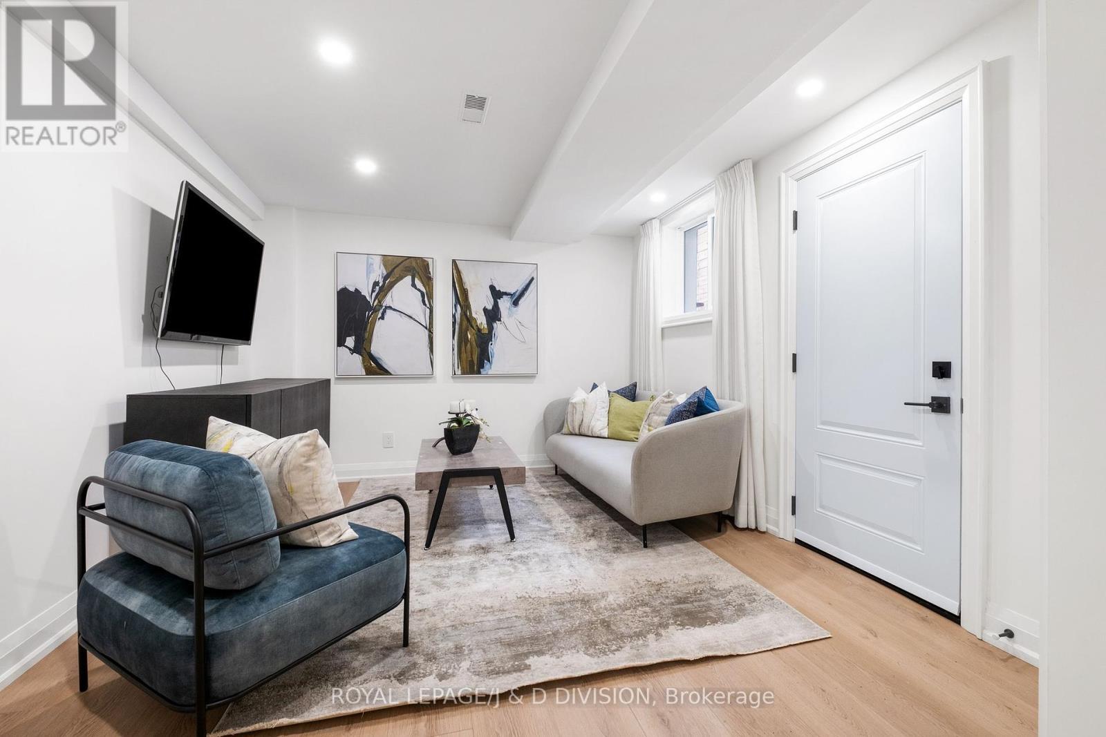 












28 MELVILLE AVENUE

,
Toronto,




Ontario
M6G1Y2

