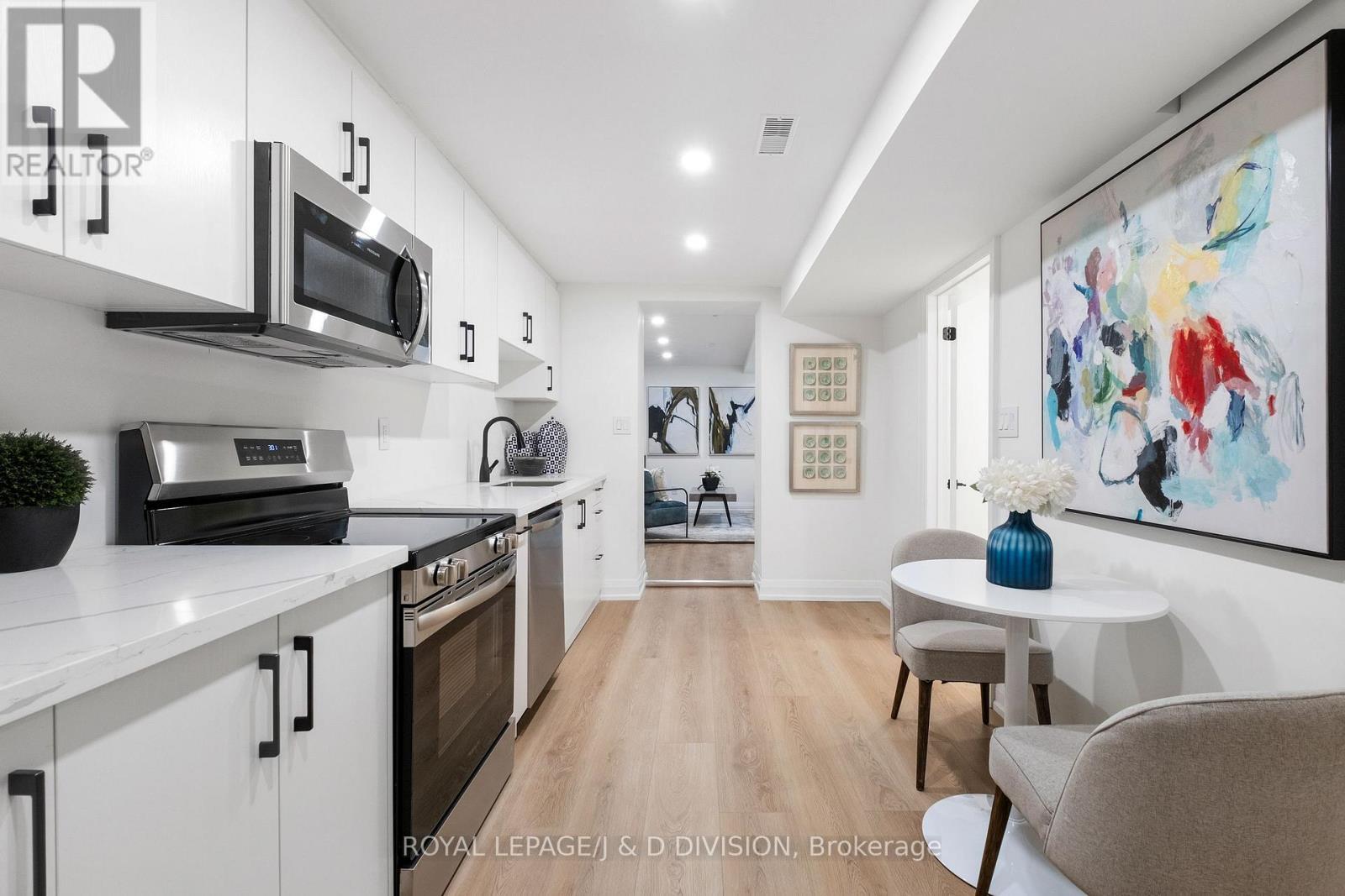 












28 MELVILLE AVENUE

,
Toronto,




Ontario
M6G1Y2

