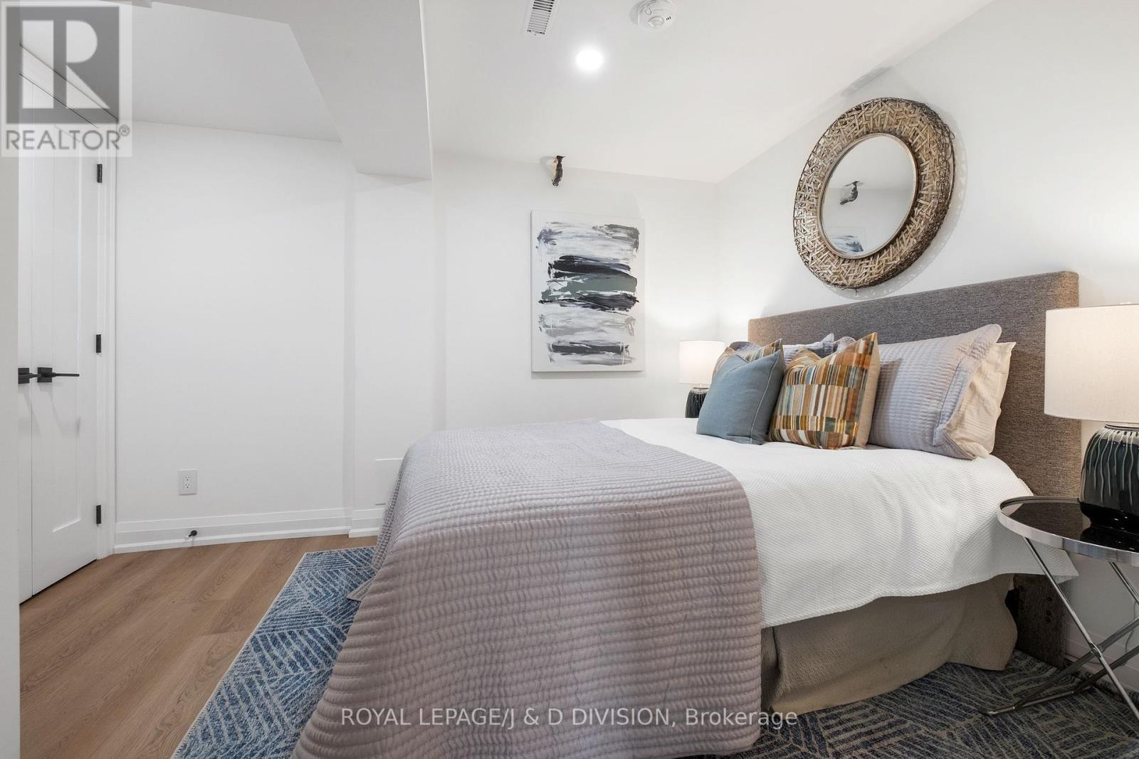 












28 MELVILLE AVENUE

,
Toronto,




Ontario
M6G1Y2

