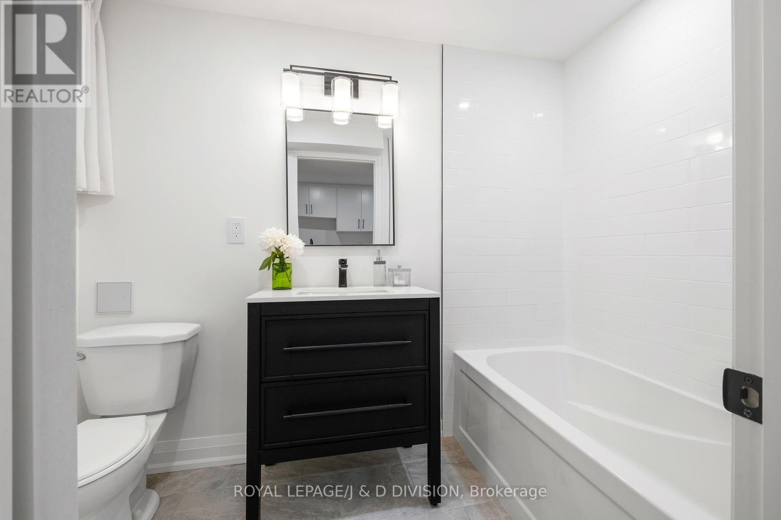 












28 MELVILLE AVENUE

,
Toronto,




Ontario
M6G1Y2

