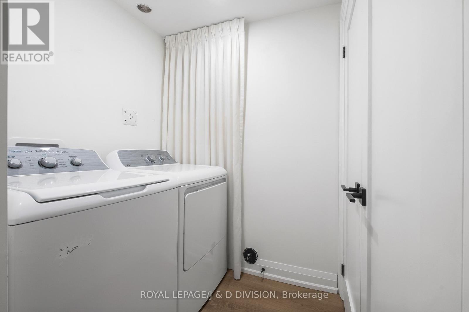 












28 MELVILLE AVENUE

,
Toronto,




Ontario
M6G1Y2

