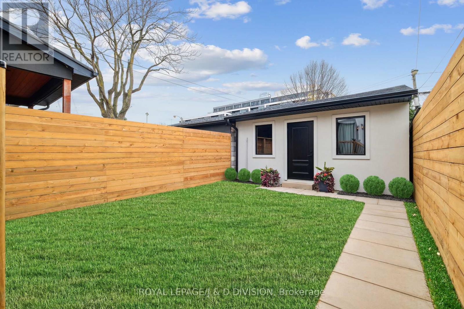 












28 MELVILLE AVENUE

,
Toronto,




Ontario
M6G1Y2

