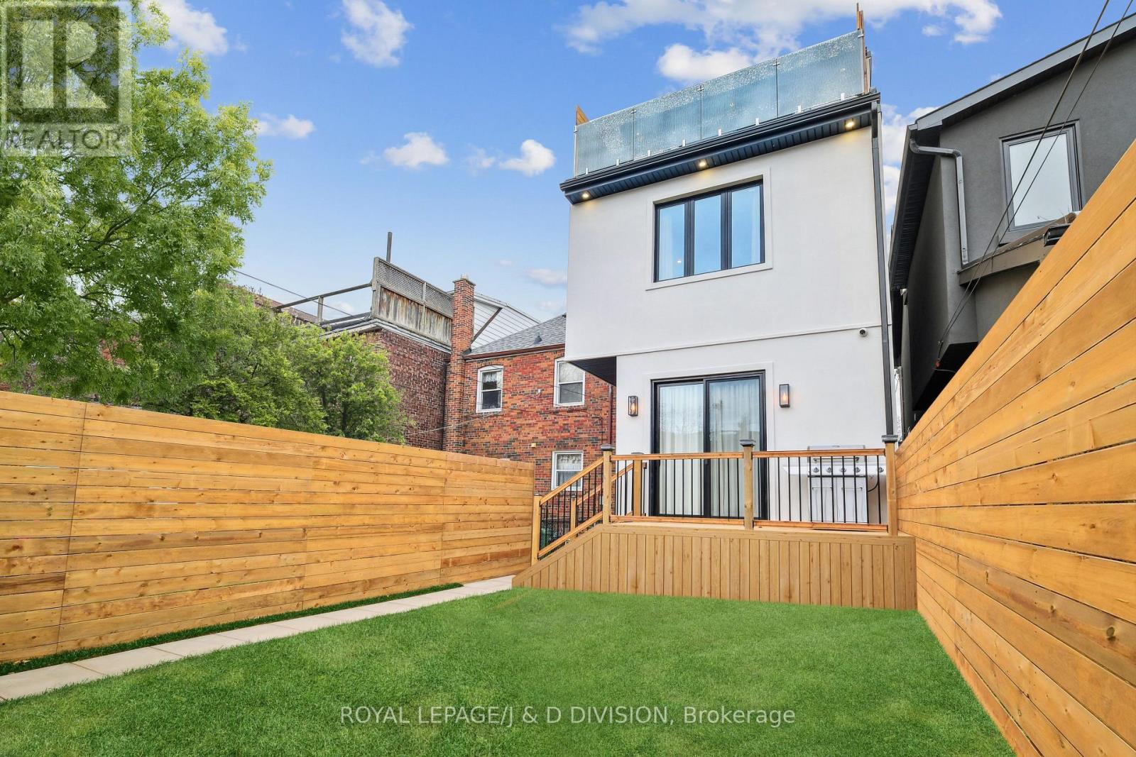 












28 MELVILLE AVENUE

,
Toronto,




Ontario
M6G1Y2

