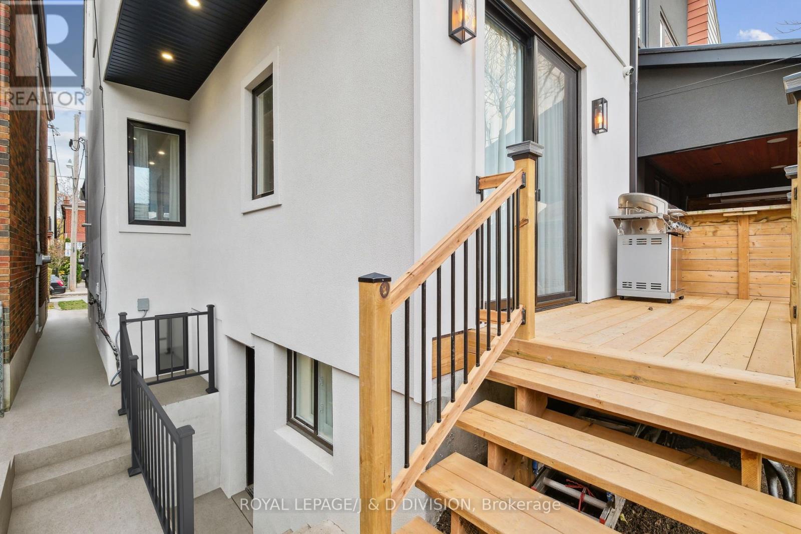 












28 MELVILLE AVENUE

,
Toronto,




Ontario
M6G1Y2

