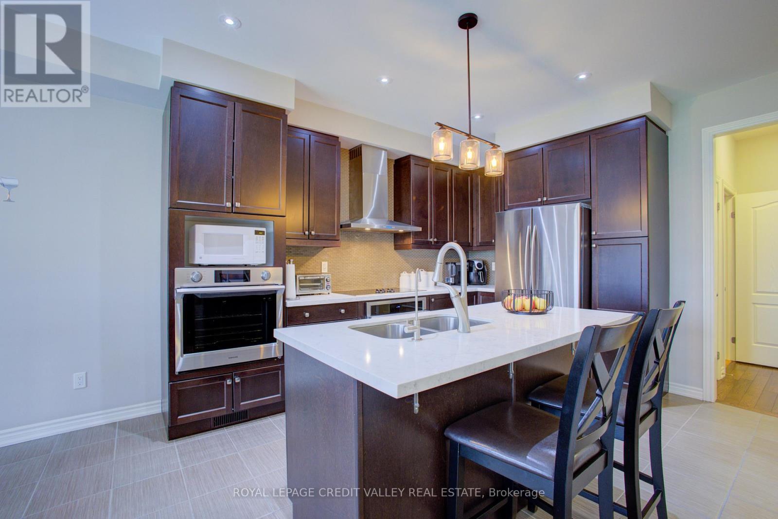 












37 VINCENT STREET

,
Centre Wellington,




Ontario
N1M0E4

