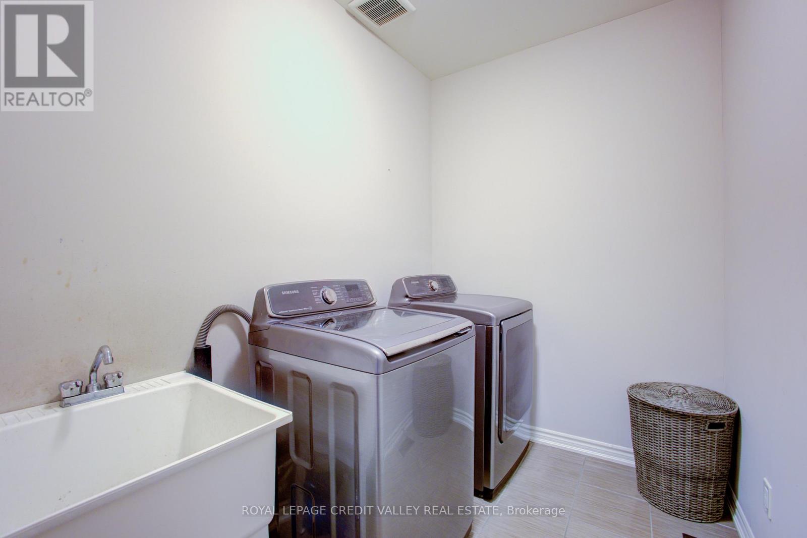 












37 VINCENT STREET

,
Centre Wellington,




Ontario
N1M0E4

