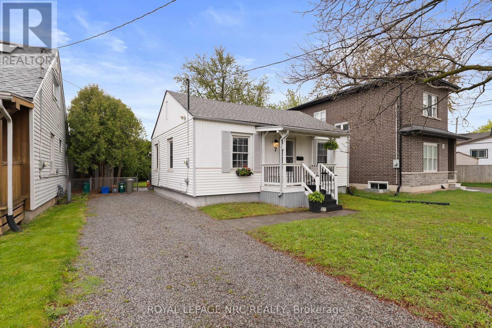 












7 LANCASTER AVENUE

,
St. Catharines (E. Chester),




Ontario
L2R2R5


