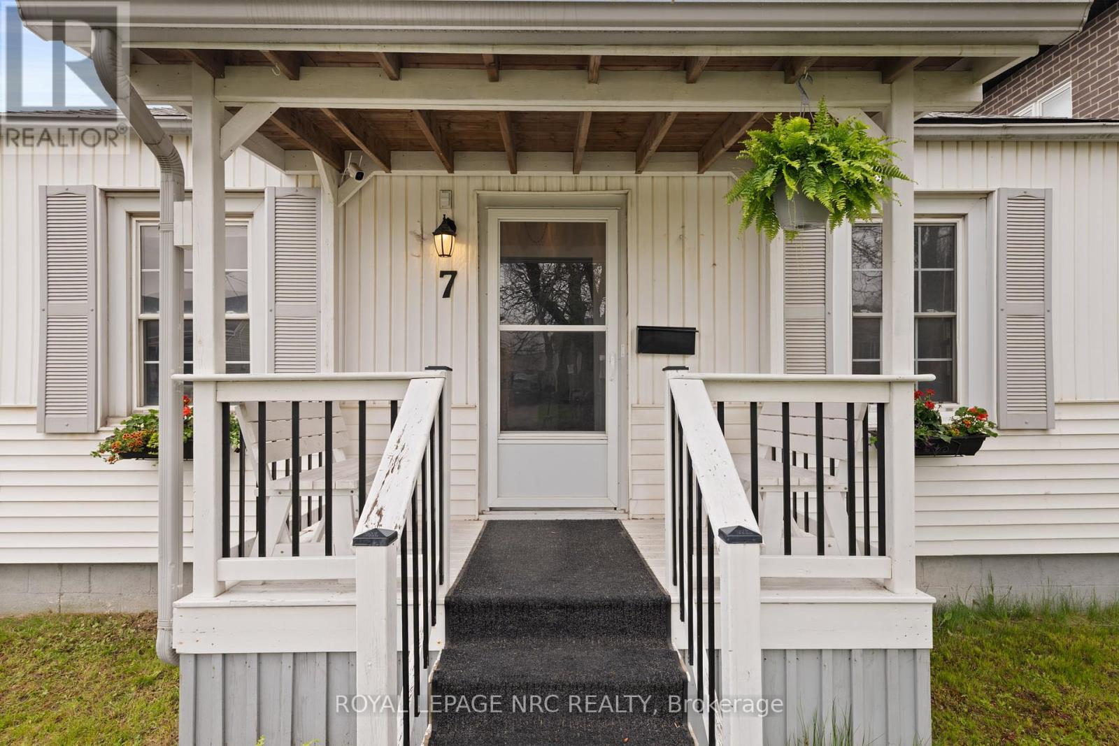 












7 LANCASTER AVENUE

,
St. Catharines (E. Chester),




Ontario
L2R2R5

