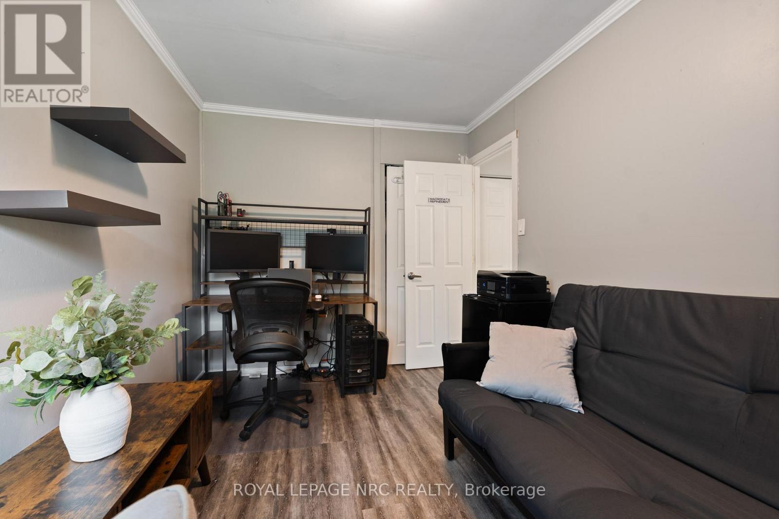 












7 LANCASTER AVENUE

,
St. Catharines (E. Chester),




Ontario
L2R2R5

