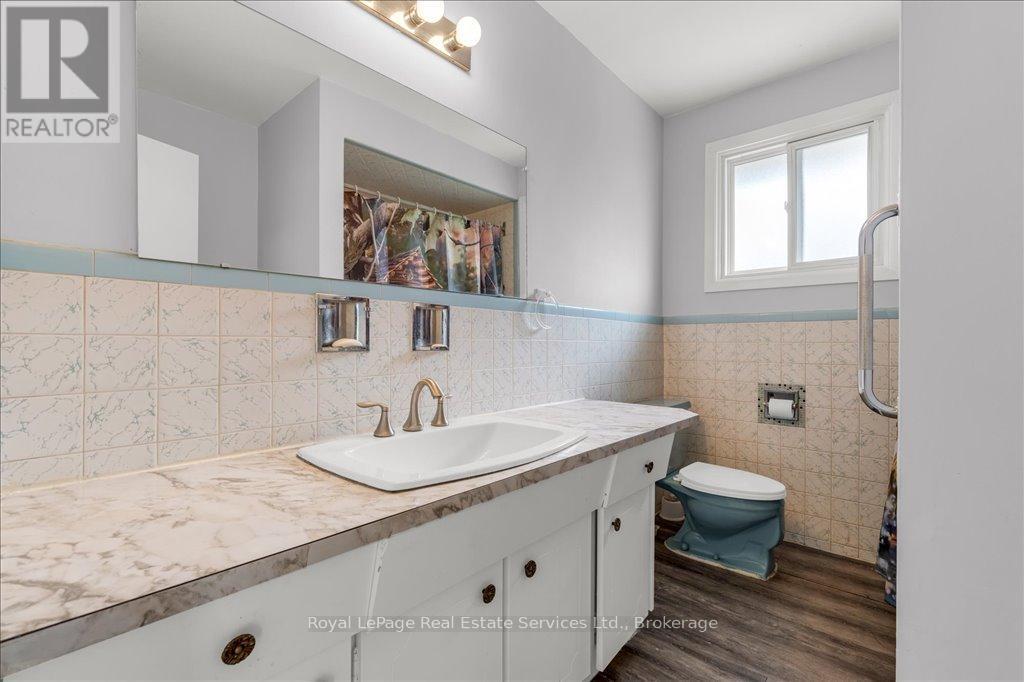 












51 ATHENS STREET

,
Hamilton (Yeoville),




Ontario
L9C3K8

