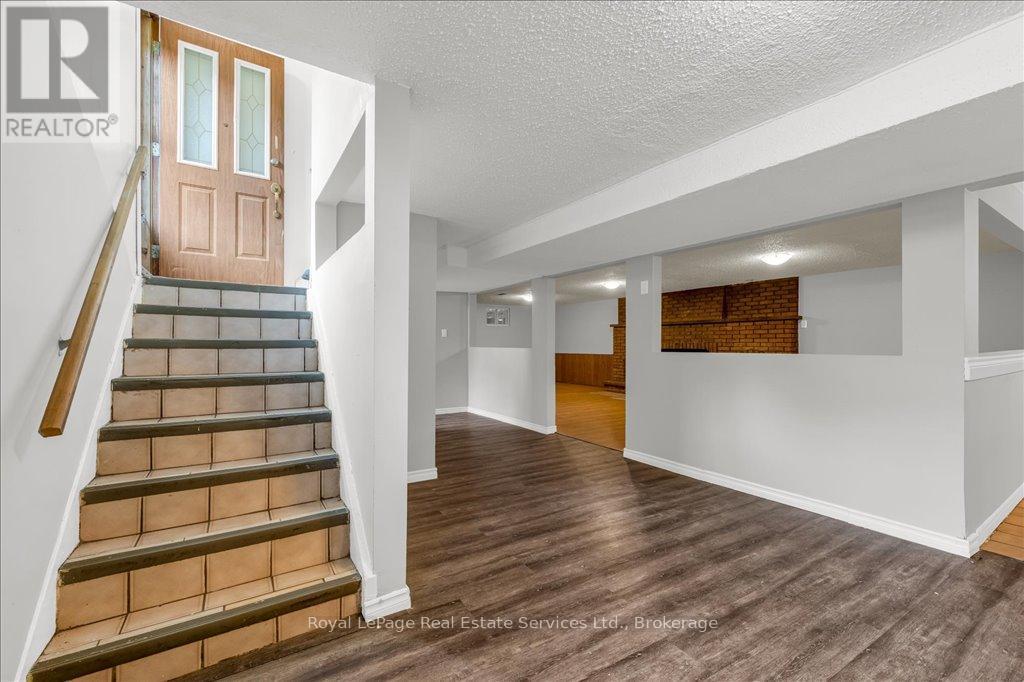 












51 ATHENS STREET

,
Hamilton (Yeoville),




Ontario
L9C3K8

