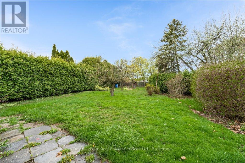 












51 ATHENS STREET

,
Hamilton (Yeoville),




Ontario
L9C3K8

