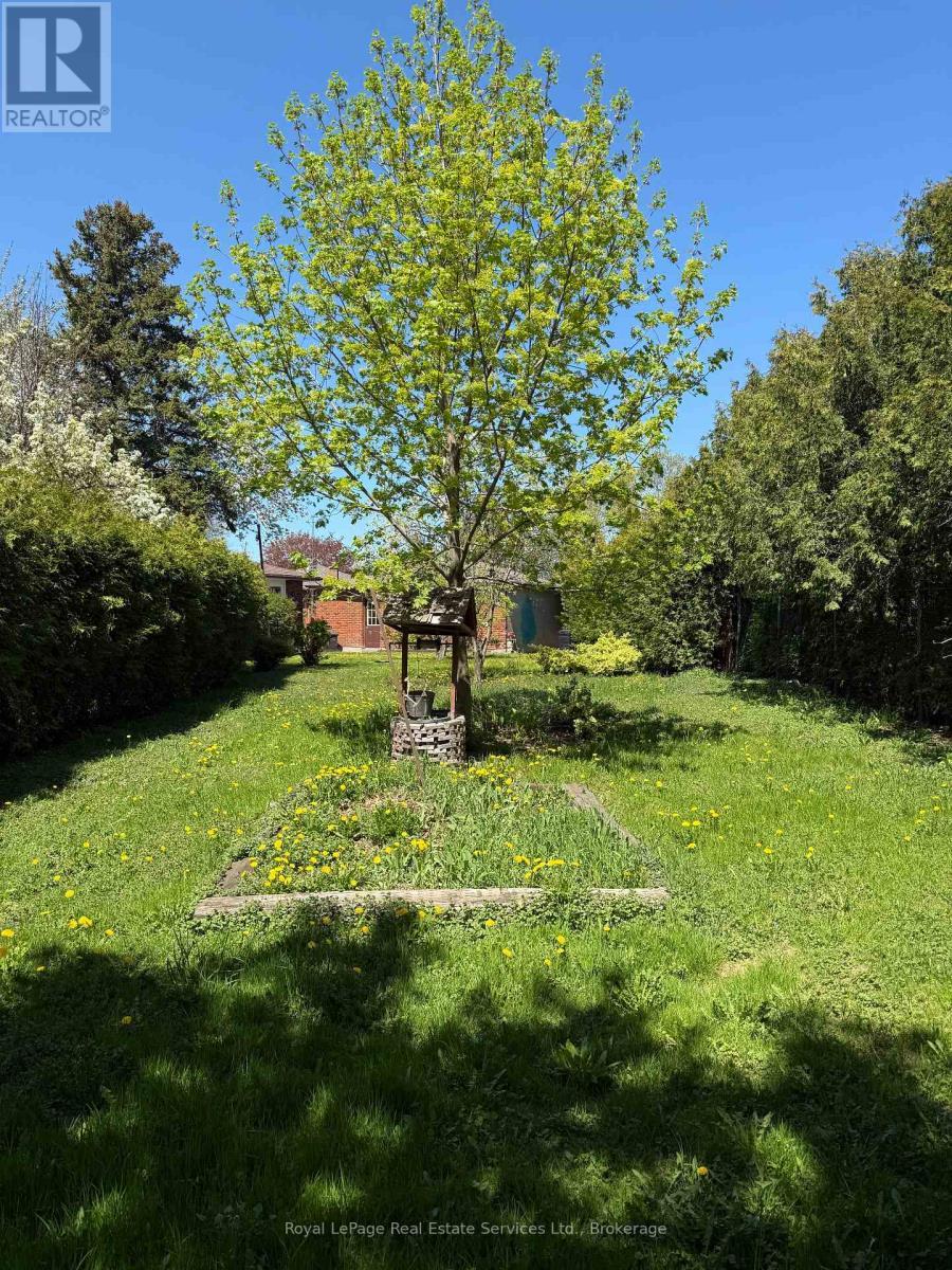 












51 ATHENS STREET

,
Hamilton (Yeoville),




Ontario
L9C3K8

