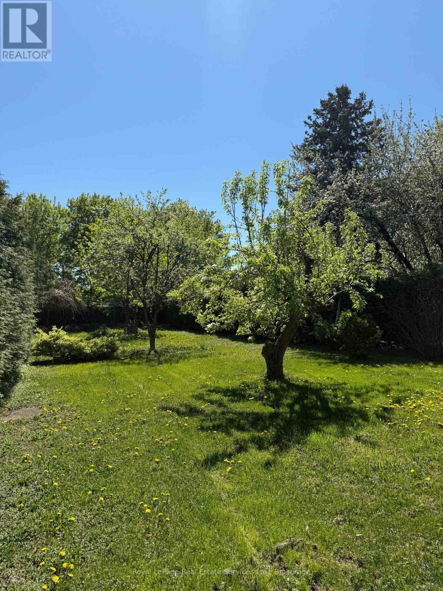 












51 ATHENS STREET

,
Hamilton (Yeoville),




Ontario
L9C3K8

