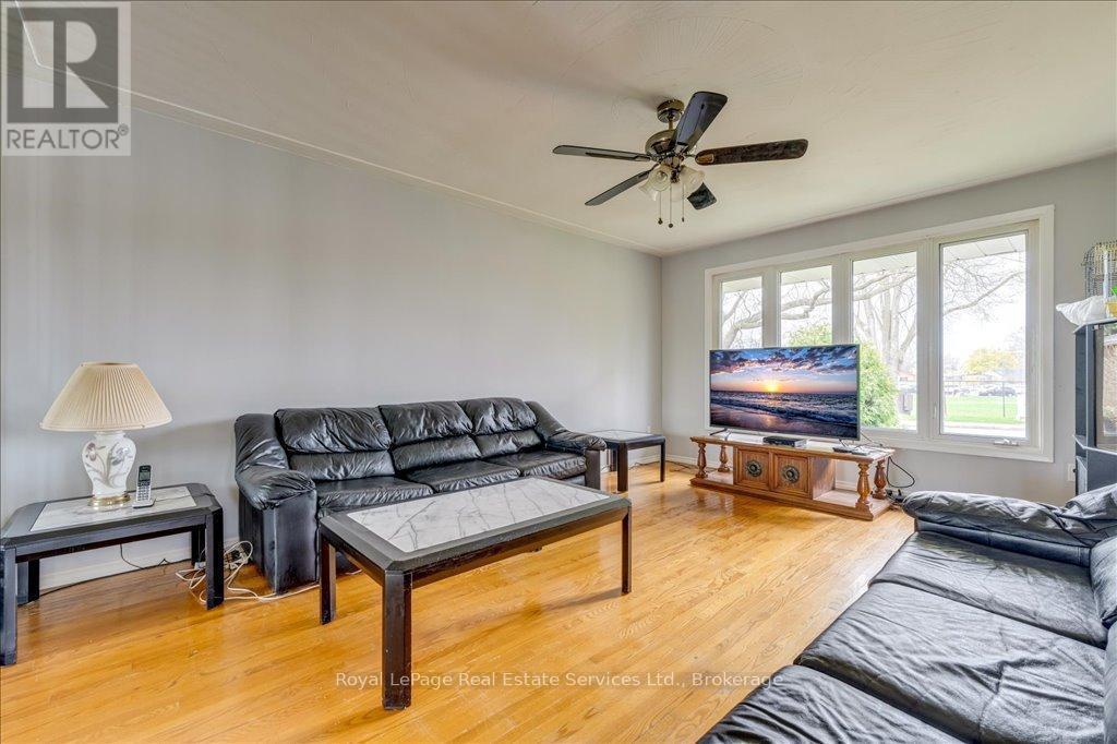 












51 ATHENS STREET

,
Hamilton (Yeoville),




Ontario
L9C3K8

