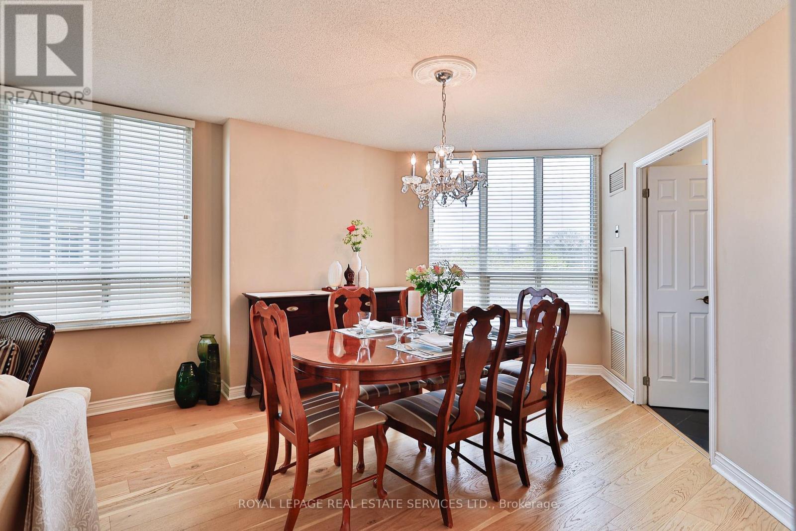 












308 - 2285 LAKE SHORE BOULEVARD W

,
Toronto,




Ontario
M8V3X9

