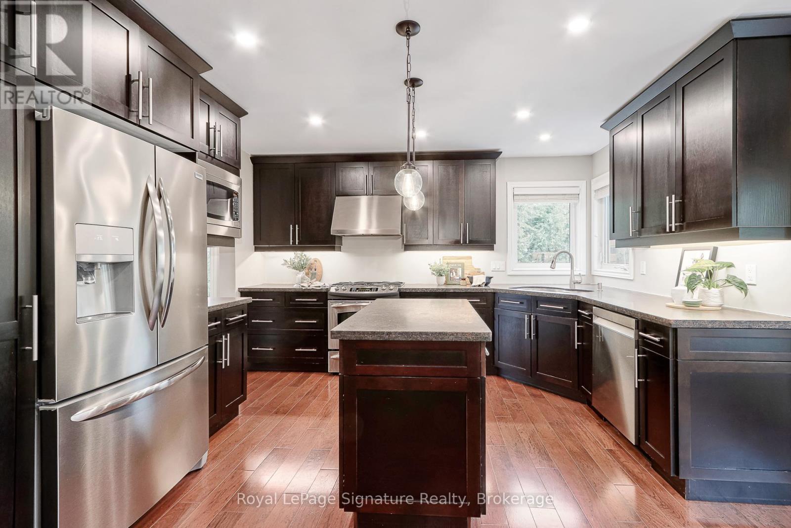












31 BROOKE AVENUE

,
Collingwood,




Ontario
L9Y5L2


