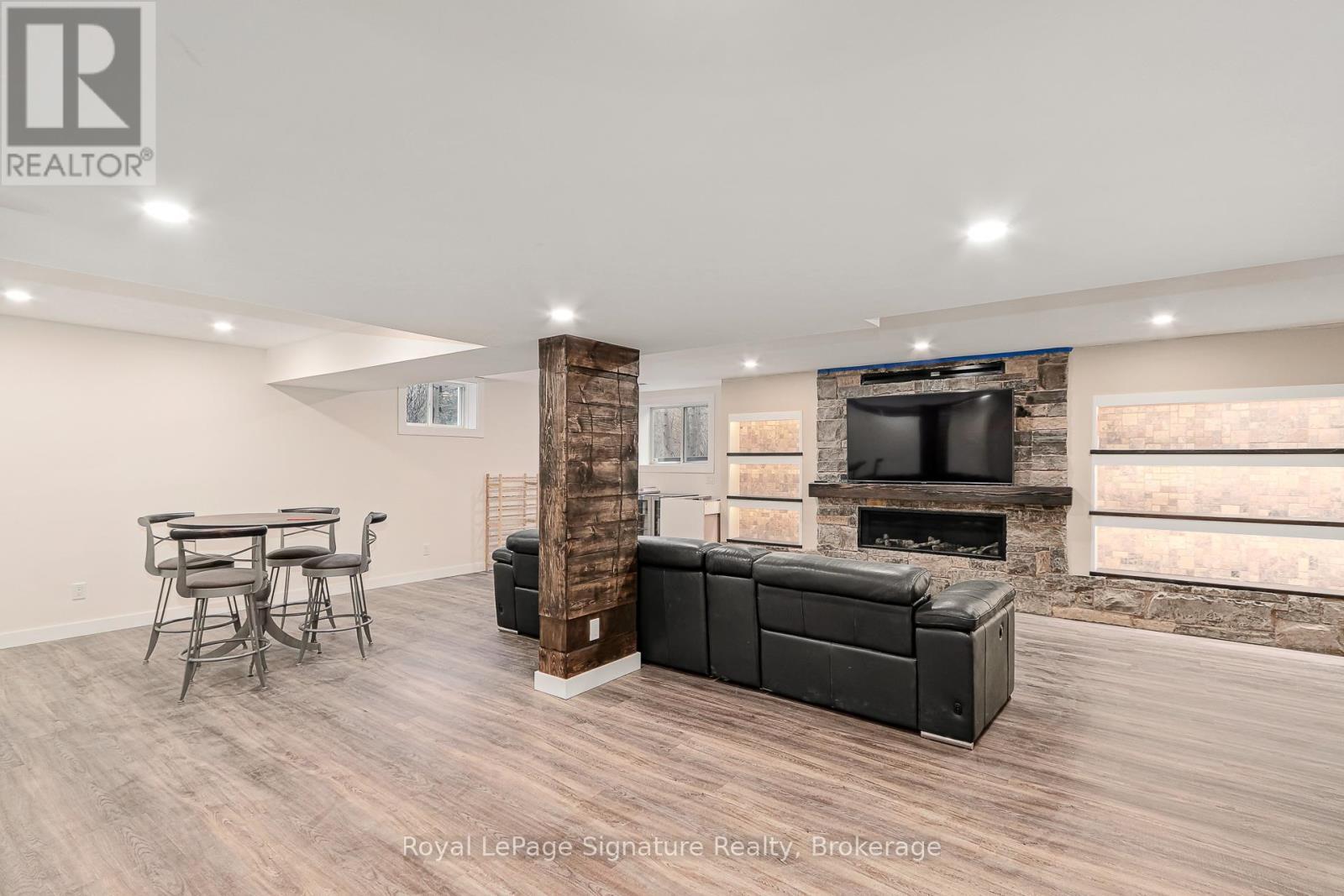 












31 BROOKE AVENUE

,
Collingwood,




Ontario
L9Y5L2

