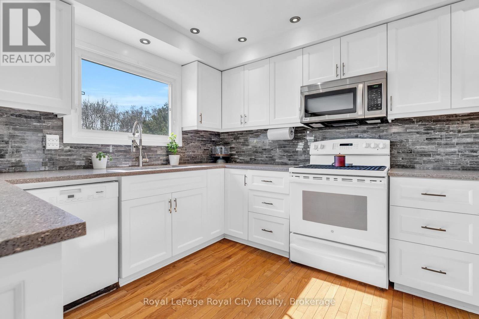 












1548 TROIKA COURT

,
Mississauga (Lorne Park),




Ontario
L5J4C4

