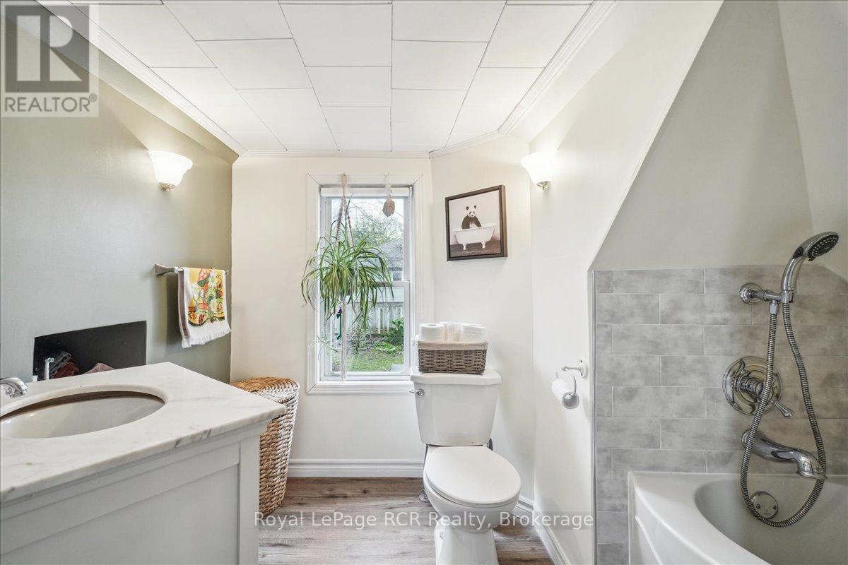












755 7TH AVENUE E

,
Owen Sound,




Ontario
N4K2Y2

