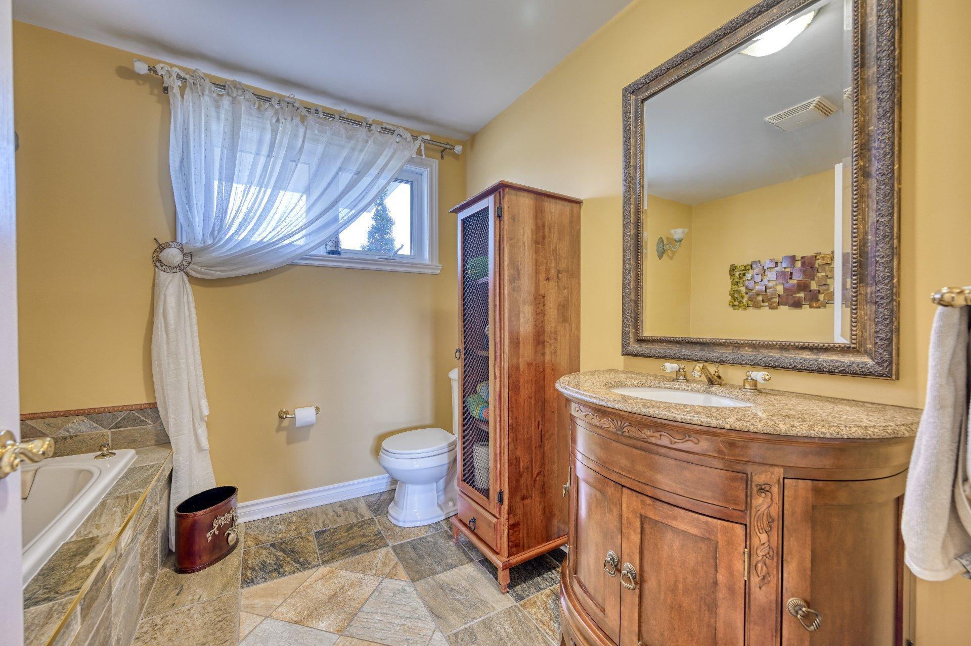 









1005

 - 1005A


Rue Nadon

,
Saint-Jérôme,




QC
J5L2B1

