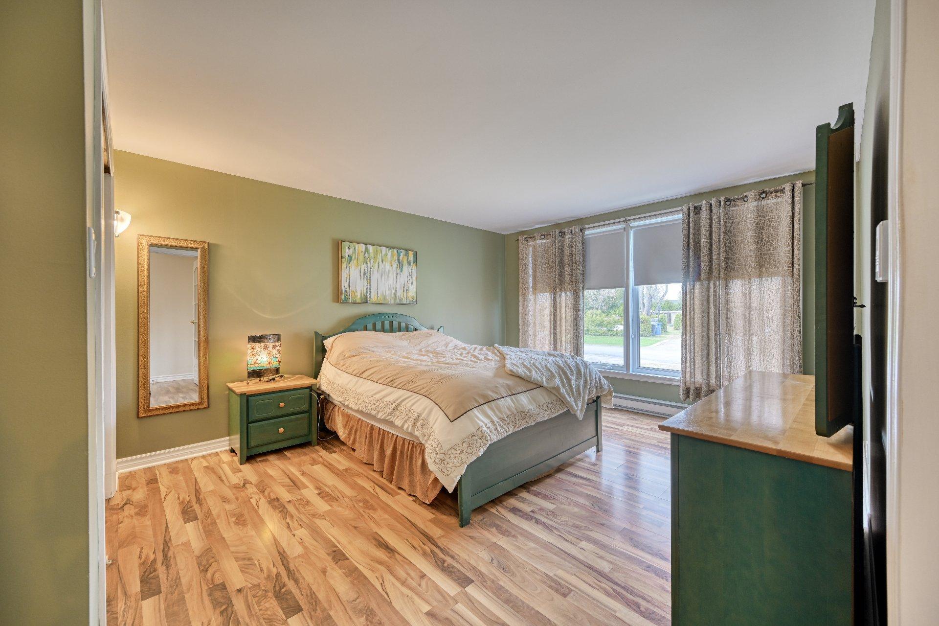 









1005

 - 1005A


Rue Nadon

,
Saint-Jérôme,




QC
J5L2B1

