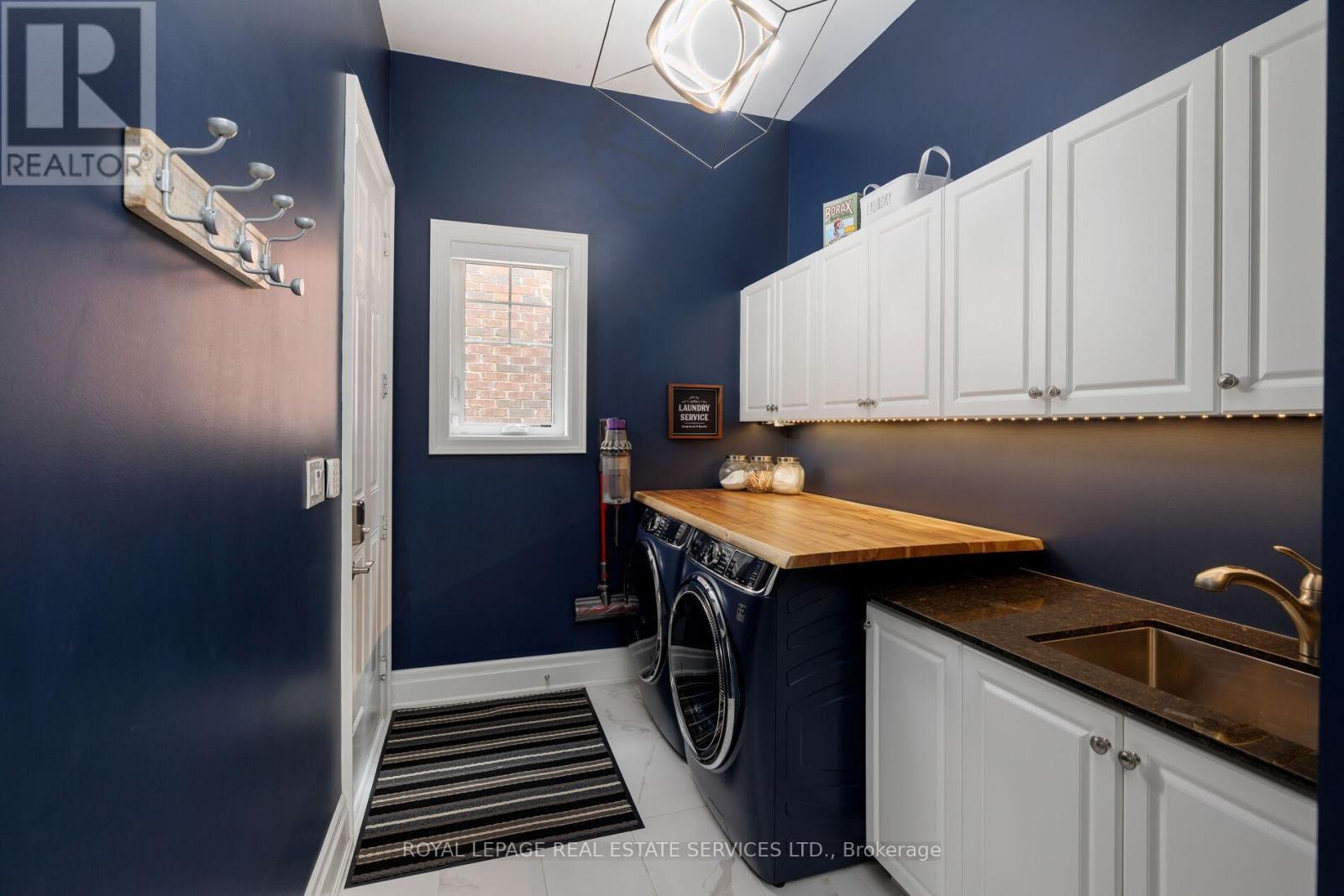 












30 BRITNELL COURT

,
King,




Ontario
L7B0P2

