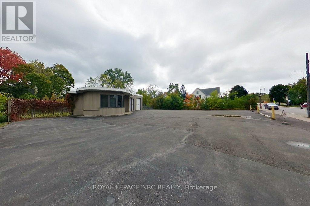 












208 RIDGE ROAD N

,
Fort Erie (Ridgeway),




Ontario
L0S1N0

