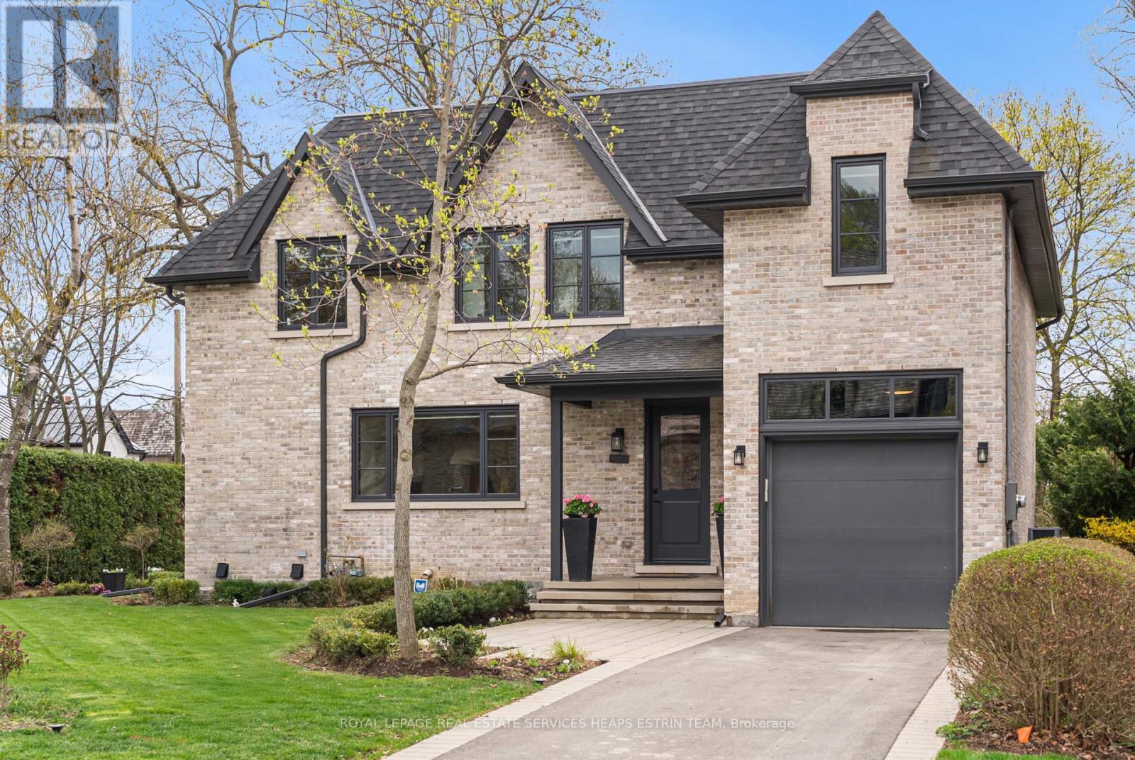 












44 BENNINGTON HEIGHTS DRIVE

,
Toronto,




Ontario
M4G1A6


