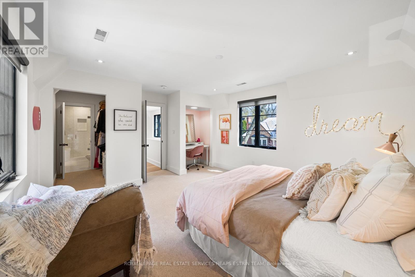 












44 BENNINGTON HEIGHTS DRIVE

,
Toronto,




Ontario
M4G1A6

