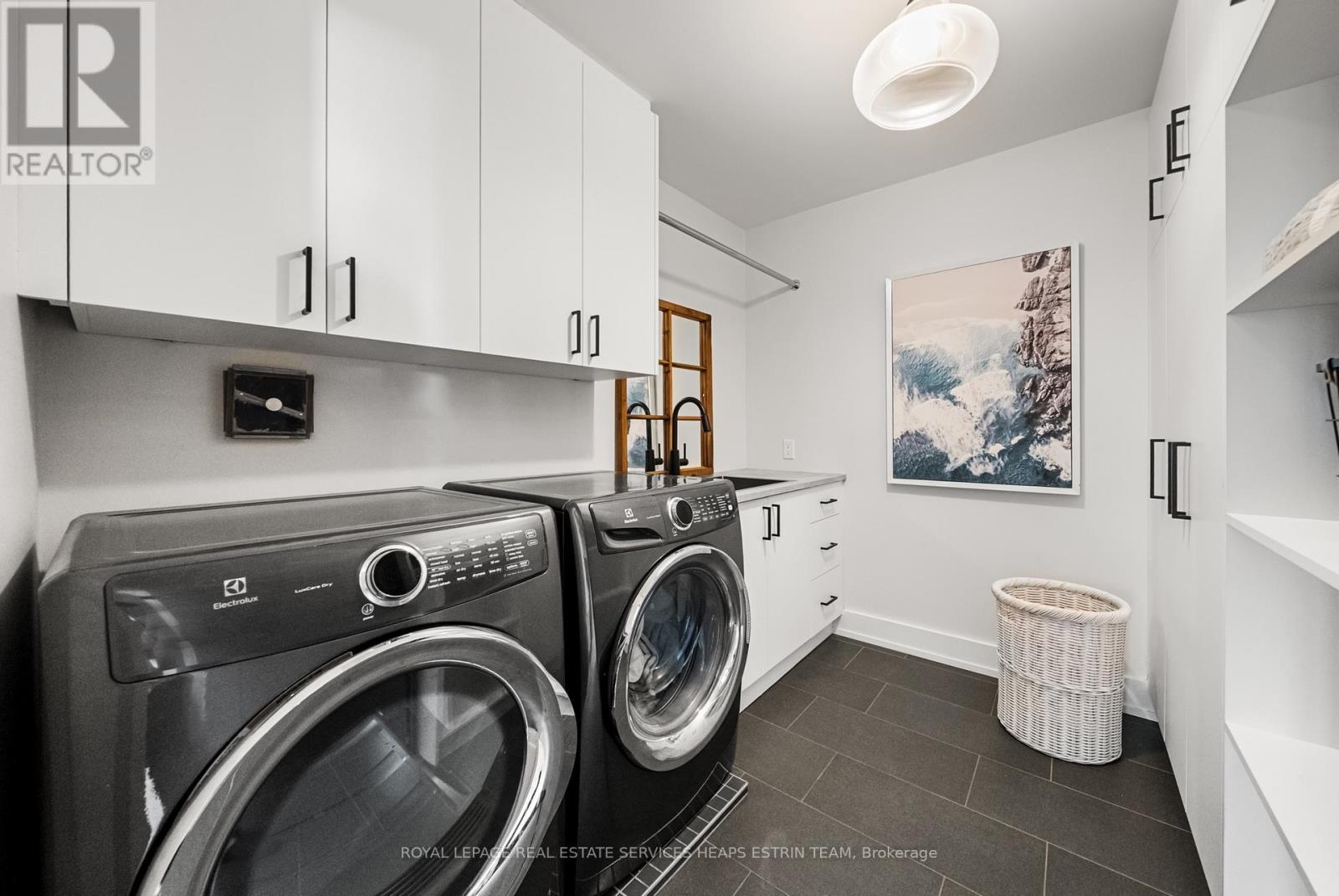 












44 BENNINGTON HEIGHTS DRIVE

,
Toronto,




Ontario
M4G1A6

