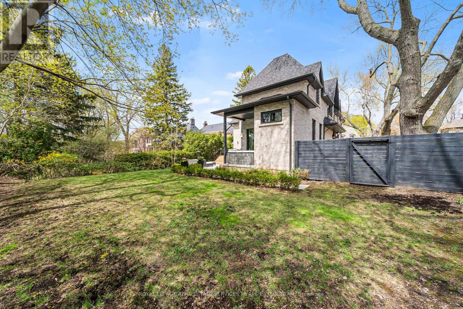 












44 BENNINGTON HEIGHTS DRIVE

,
Toronto,




Ontario
M4G1A6

