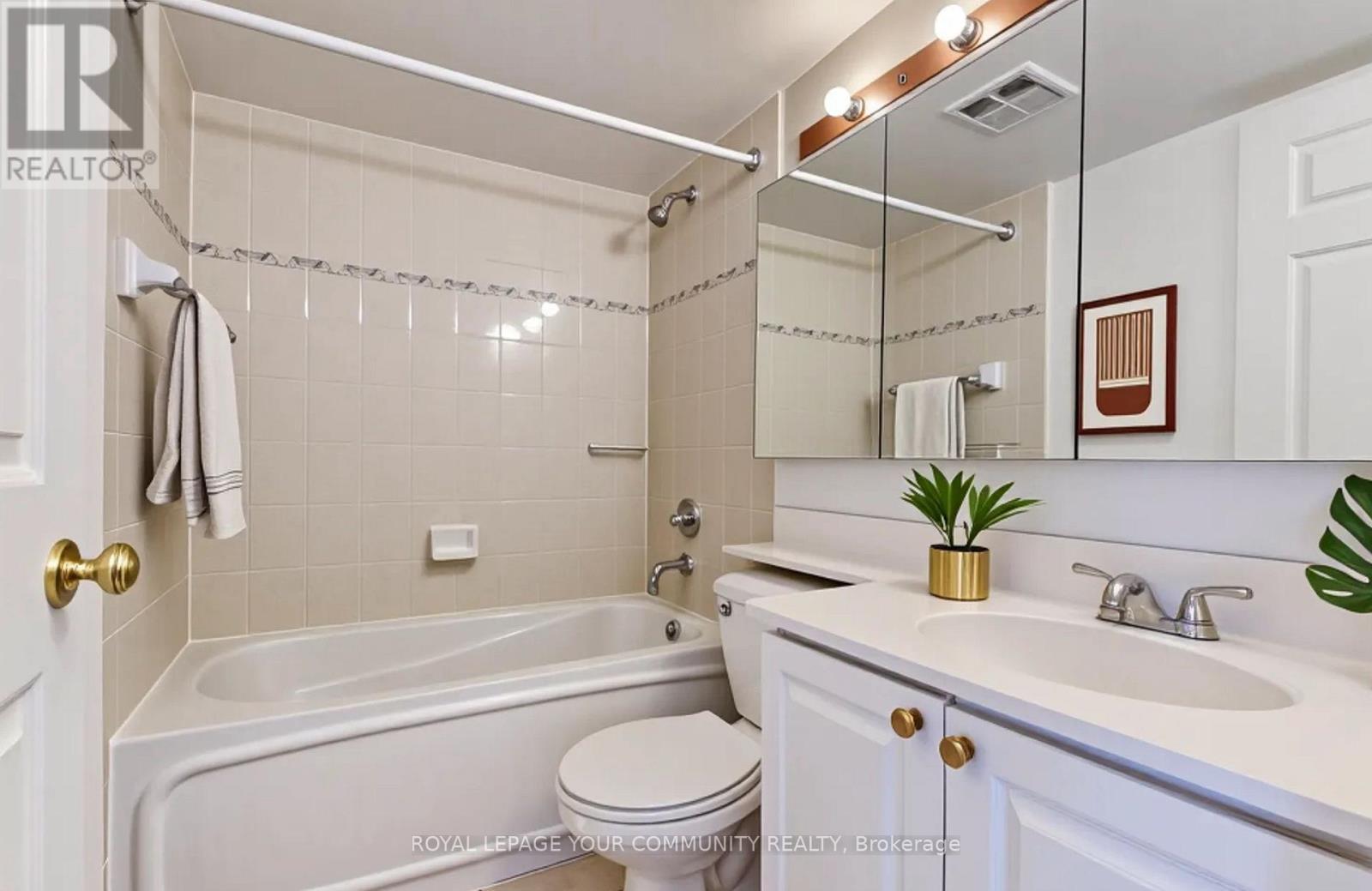 












512 - 889 BAY STREET

,
Toronto,




Ontario
M5S3K5

