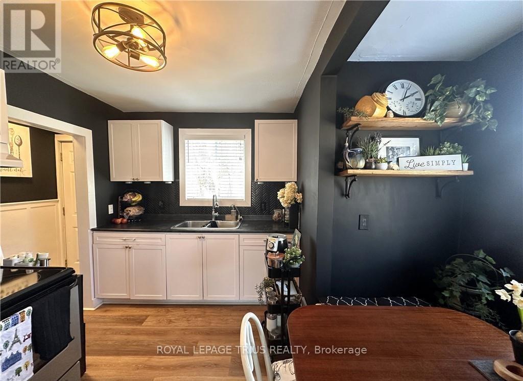 












78 QUEENSWAY DRIVE E

,
Norfolk (Simcoe),




Ontario
N3Y4M6

