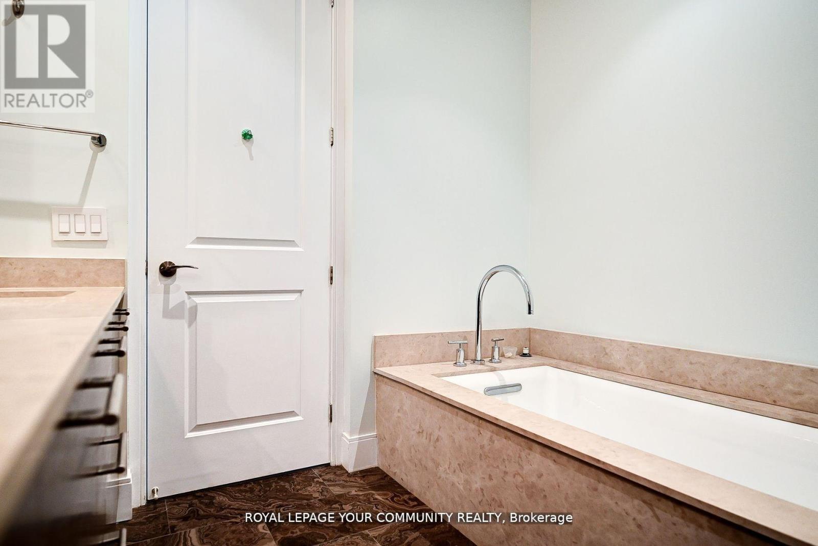 












PH 35 - 21 BALMUTO STREET

,
Toronto,




Ontario
M4Y1W4

