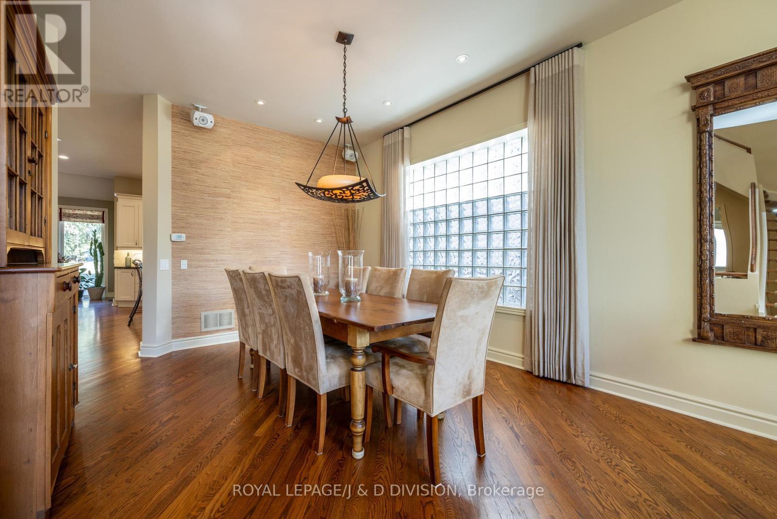 












42 MUNRO BOULEVARD

,
Toronto,




Ontario
M2P1B9

