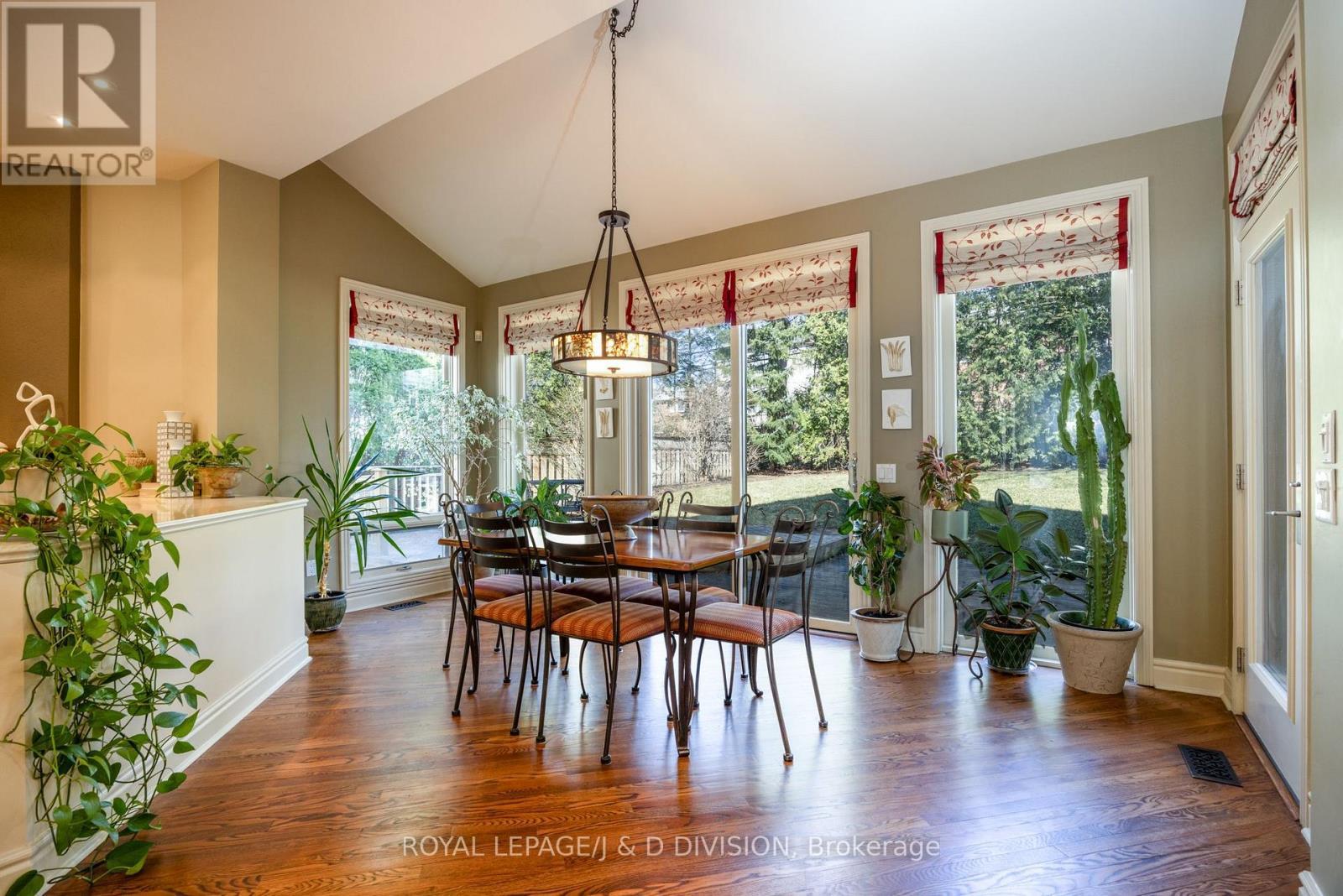 












42 MUNRO BOULEVARD

,
Toronto,




Ontario
M2P1B9


