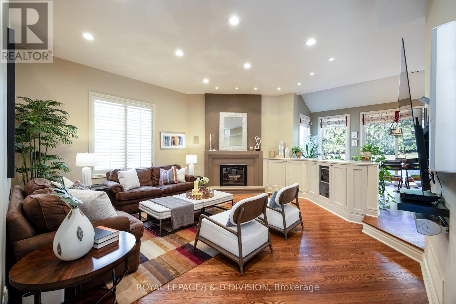 












42 MUNRO BOULEVARD

,
Toronto,




Ontario
M2P1B9

