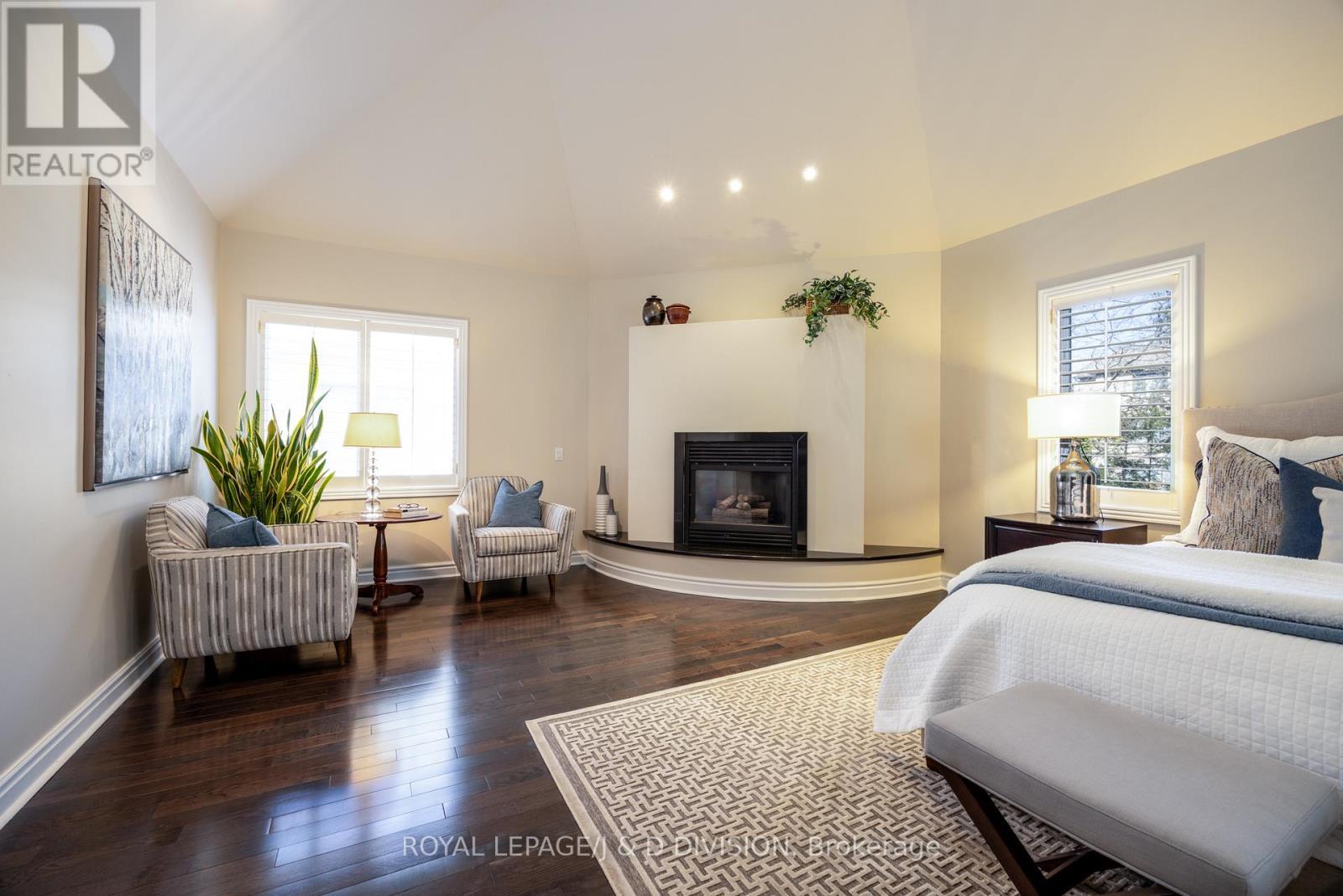 












42 MUNRO BOULEVARD

,
Toronto,




Ontario
M2P1B9


