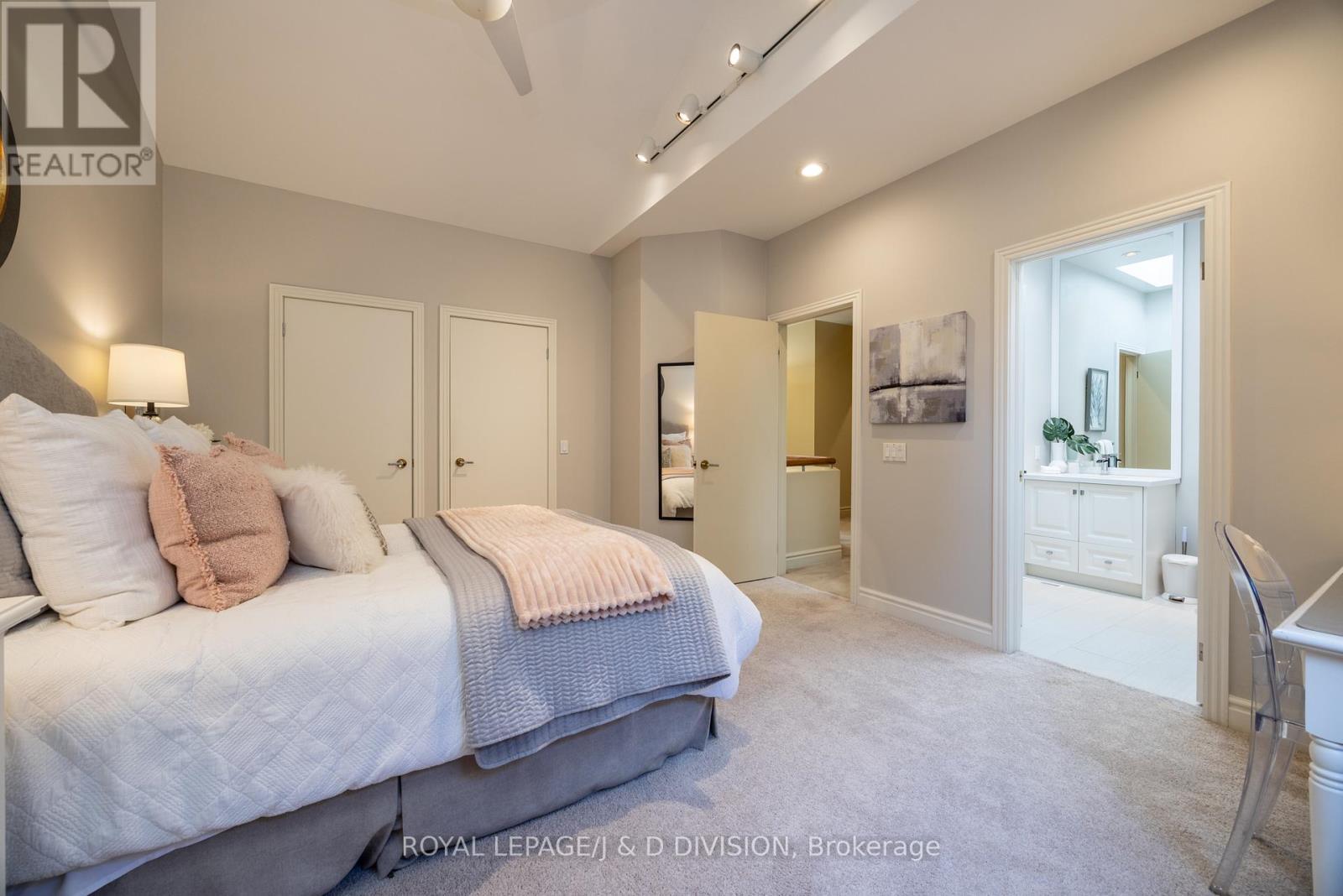 












42 MUNRO BOULEVARD

,
Toronto,




Ontario
M2P1B9

