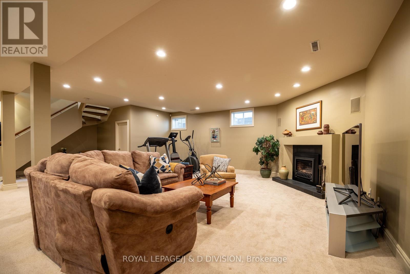 












42 MUNRO BOULEVARD

,
Toronto,




Ontario
M2P1B9

