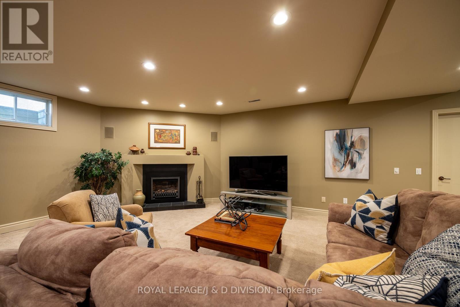 












42 MUNRO BOULEVARD

,
Toronto,




Ontario
M2P1B9

